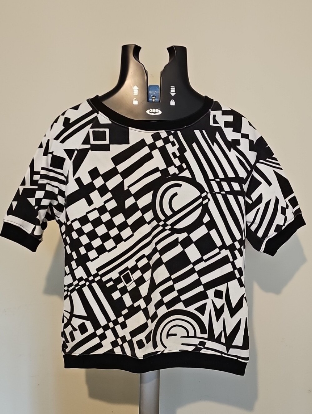 Forever 21 Black and White Geometric Short Sleeve Top